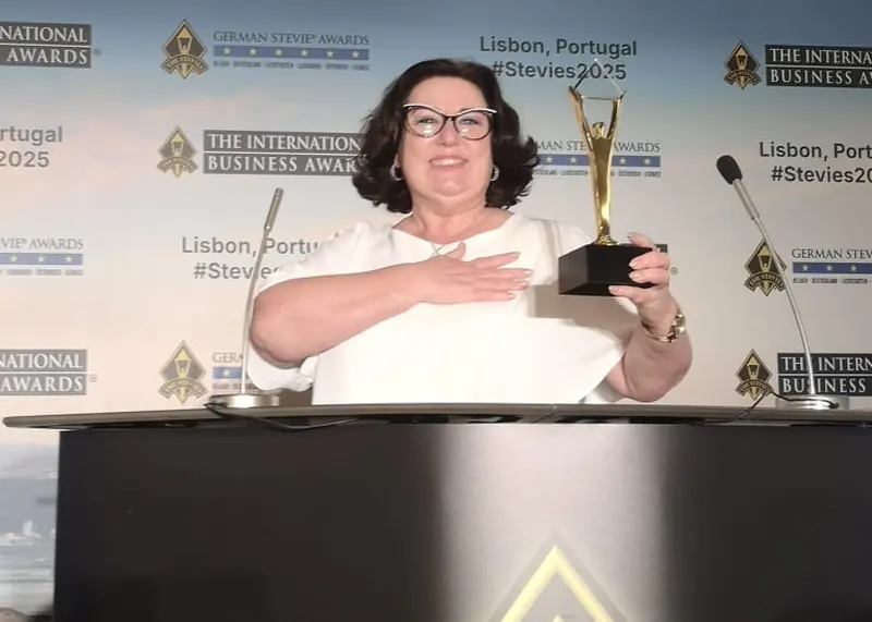 Svetlana Badak mit der Stevie-Trophäe bei der Preisverleihung 2025 in Lissabon