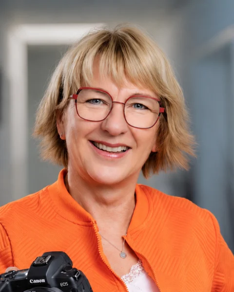 Porträt Karina, Fotografin, mit Kamera